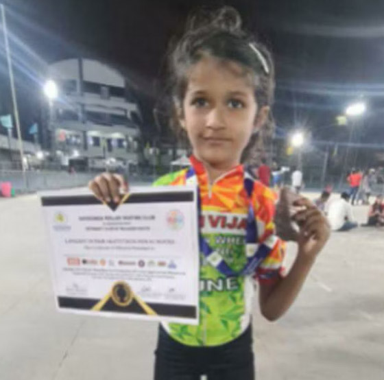 طفلة هندية تدخل موسوعة غينيس.. تزلجت تحت 20 سيارة بـ13 ثانية صورة رقم 12