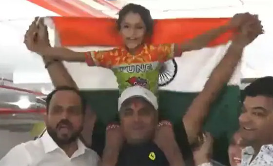 طفلة هندية تدخل موسوعة غينيس.. تزلجت تحت 20 سيارة بـ13 ثانية صورة رقم 13