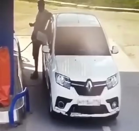 أضرم النيران بنفسه بالخطأ.. حاول إشعال سيجارة وهو يملأ سيارته بالبنزين صورة رقم 1 أضرم النيران بنفسه بالخطأ.. حاول إشعال سيجارة وهو يملأ سيارته بالبنزين صورة رقم 1