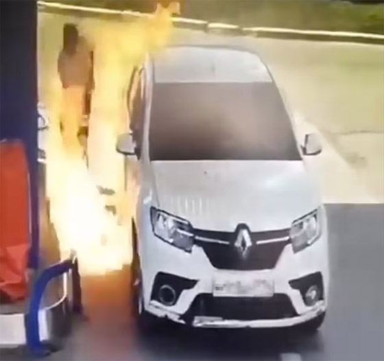 أضرم النيران بنفسه بالخطأ.. حاول إشعال سيجارة وهو يملأ سيارته بالبنزين صورة رقم 2 أضرم النيران بنفسه بالخطأ.. حاول إشعال سيجارة وهو يملأ سيارته بالبنزين صورة رقم 2