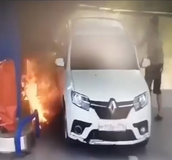 أضرم النيران بنفسه بالخطأ.. حاول إشعال سيجارة وهو يملأ سيارته بالبنزين صورة رقم 5 أضرم النيران بنفسه بالخطأ.. حاول إشعال سيجارة وهو يملأ سيارته بالبنزين صورة رقم 5