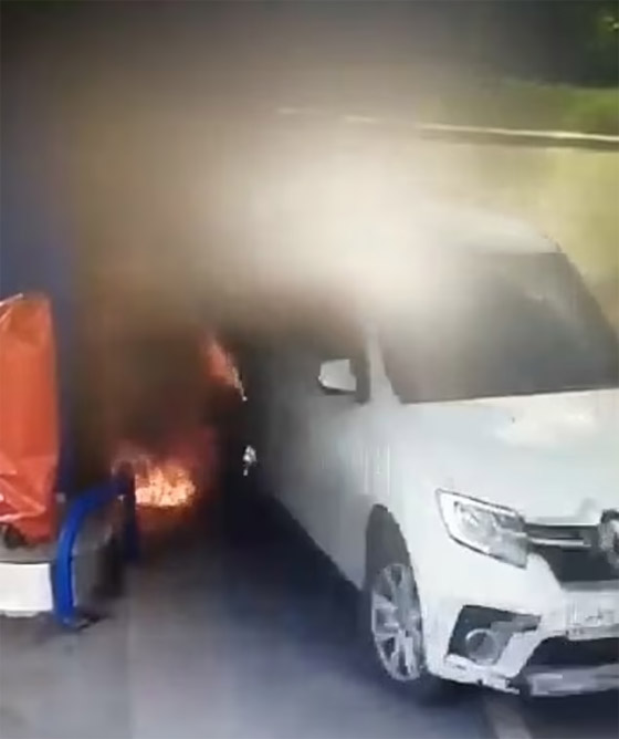 أضرم النيران بنفسه بالخطأ.. حاول إشعال سيجارة وهو يملأ سيارته بالبنزين صورة رقم 6 أضرم النيران بنفسه بالخطأ.. حاول إشعال سيجارة وهو يملأ سيارته بالبنزين صورة رقم 6
