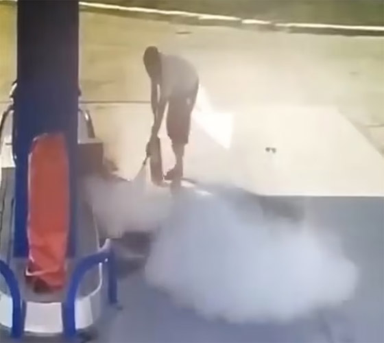 أضرم النيران بنفسه بالخطأ.. حاول إشعال سيجارة وهو يملأ سيارته بالبنزين صورة رقم 7 أضرم النيران بنفسه بالخطأ.. حاول إشعال سيجارة وهو يملأ سيارته بالبنزين صورة رقم 7