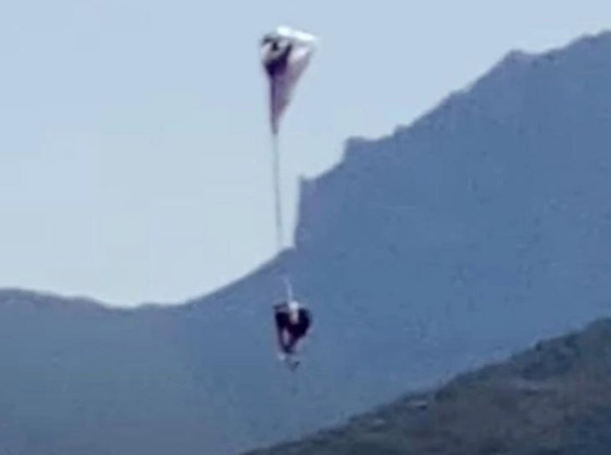 بالفيديو: لحظات مرعبة لحبال تحاصر مظلي والنجاة في اللحظة الأخيرة! صورة رقم 3 بالفيديو: لحظات مرعبة لحبال تحاصر مظلي والنجاة في اللحظة الأخيرة! صورة رقم 3