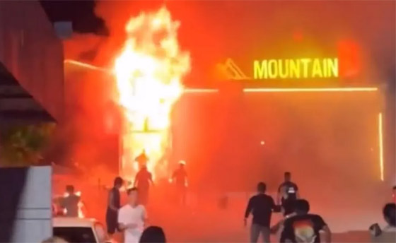 فيديو: حريق مرعب بملهى ليلي في تايلاند يخلف قتلى وإصابات بالعشرات صورة رقم 5 فيديو: حريق مرعب بملهى ليلي في تايلاند يخلف قتلى وإصابات بالعشرات صورة رقم 5