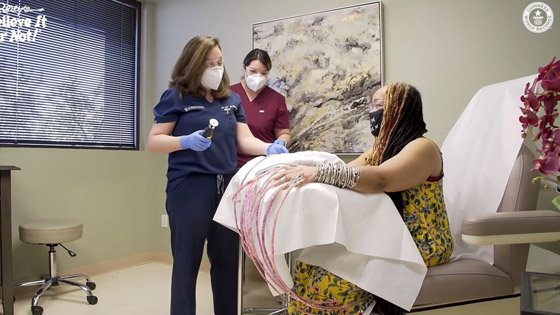 أمريكية تحصل على لقب أطول أظافر على الإطلاق: لم تقصها منذ 25 عاماً صورة رقم 7