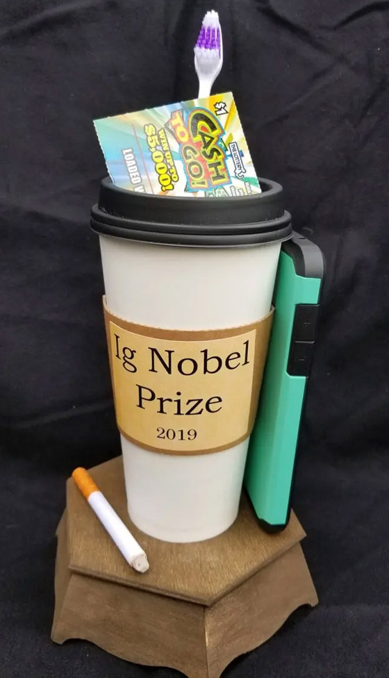 إحداها لأغبى الإنجازات العلمية.. تعرفوا على أغرب الجوائز في العالم! صورة رقم 3