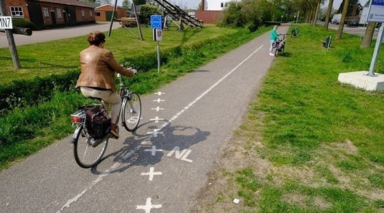 مدينة غريبة تقسمها حدود بين بلدين صورة رقم 1