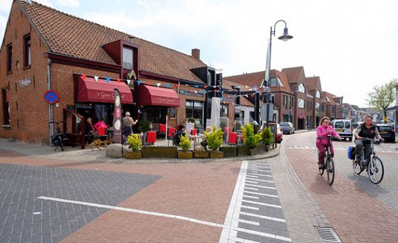 مدينة غريبة تقسمها حدود بين بلدين صورة رقم 4