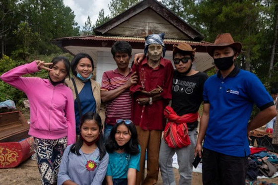 شاهد: قرويون يحتلفون مع جثامين موتاهم في مراسم غريبة صورة رقم 3