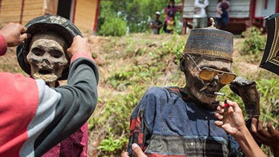 شاهد: قرويون يحتلفون مع جثامين موتاهم في مراسم غريبة صورة رقم 6