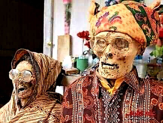 شاهد: قرويون يحتلفون مع جثامين موتاهم في مراسم غريبة صورة رقم 7