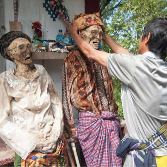 شاهد: قرويون يحتلفون مع جثامين موتاهم في مراسم غريبة صورة رقم 9