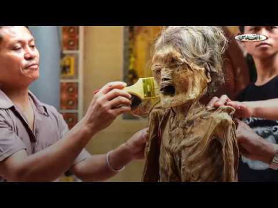 شاهد: قرويون يحتلفون مع جثامين موتاهم في مراسم غريبة صورة رقم 11