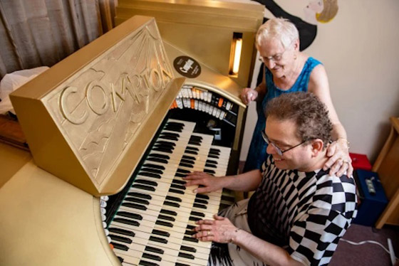 يتحديان التوقعات ويحتفلان بعيد زواجهما الـ 17 رغم فارق عمر 40 سنة بينهما صورة رقم 4