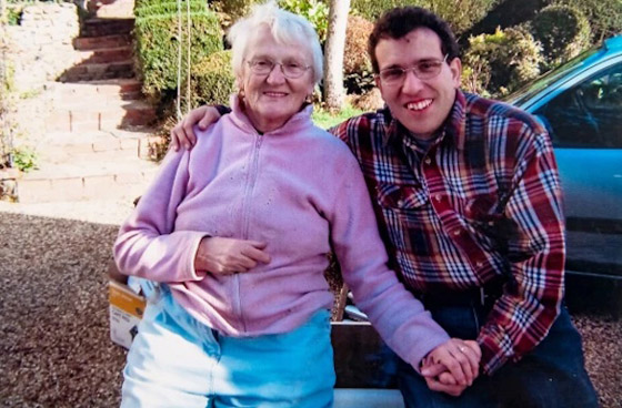 يتحديان التوقعات ويحتفلان بعيد زواجهما الـ 17 رغم فارق عمر 40 سنة بينهما صورة رقم 5