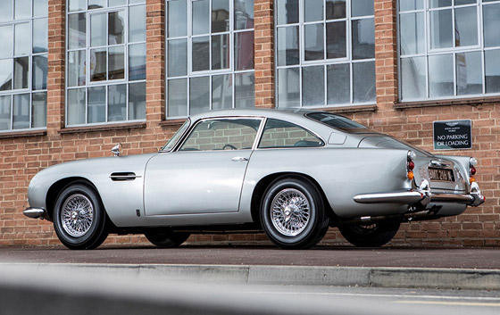 صور: مزاد يبيع سيارة استخدمها أول جيمس بوند وتطرد العدو بكبسة زر صورة رقم 4