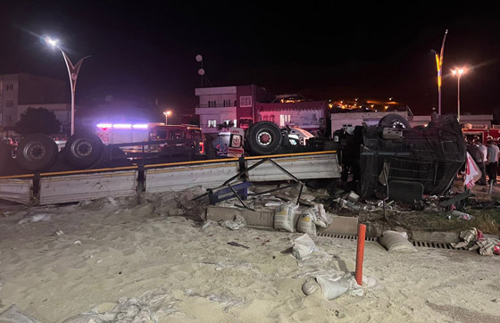 حادث دهس مرعب لشاحنة في تركيا قتلت 16 بعجلاتها وجرحت العشرات صورة رقم 4 حادث دهس مرعب لشاحنة في تركيا قتلت 16 بعجلاتها وجرحت العشرات صورة رقم 4