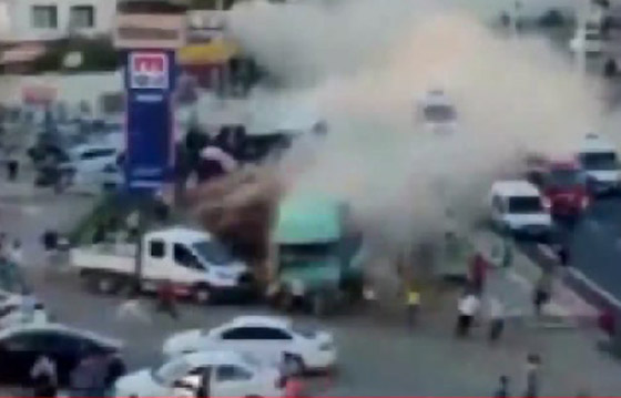 حادث دهس مرعب لشاحنة في تركيا قتلت 16 بعجلاتها وجرحت العشرات صورة رقم 9 حادث دهس مرعب لشاحنة في تركيا قتلت 16 بعجلاتها وجرحت العشرات صورة رقم 9