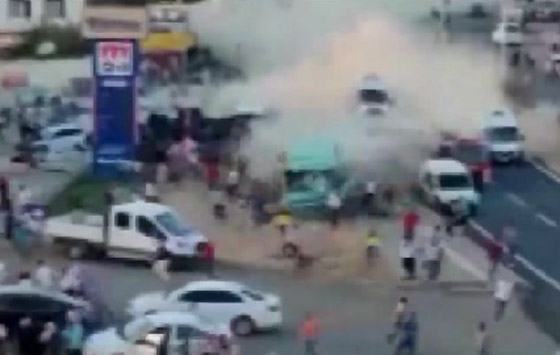 حادث دهس مرعب لشاحنة في تركيا قتلت 16 بعجلاتها وجرحت العشرات صورة رقم 10 حادث دهس مرعب لشاحنة في تركيا قتلت 16 بعجلاتها وجرحت العشرات صورة رقم 10