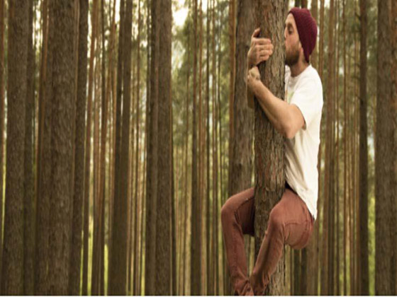 بطولة العالم لعناق الأشجار.. للعشق فنون وأحوال صورة رقم 5