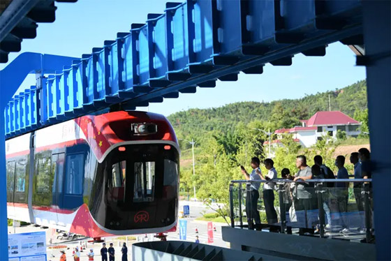 فيديو: الصين تكشف عن قطار مغناطيسي معلق بالهواء يسير دون كهرباء صورة رقم 9