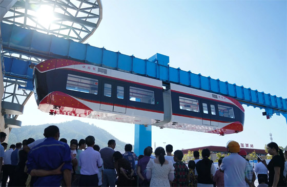 فيديو: الصين تكشف عن قطار مغناطيسي معلق بالهواء يسير دون كهرباء صورة رقم 1