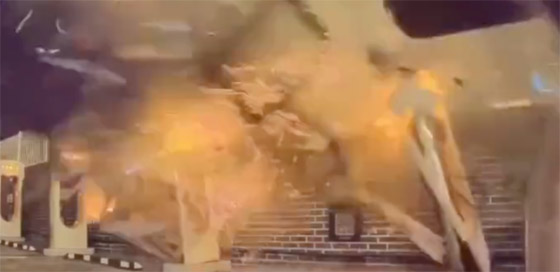 كمشهد بفيلم رعب: فيديو لحادث اصطدام مروع لسيدة طارت من سيارتها! صورة رقم 4 كمشهد بفيلم رعب: فيديو لحادث اصطدام مروع لسيدة طارت من سيارتها! صورة رقم 4