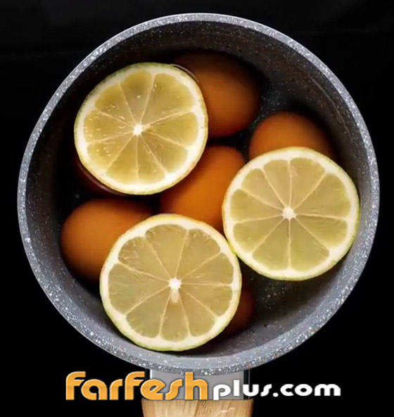 لن تصدق.. أسهل طريقة لتقشير البيض المسلوق بمكون نعرفه جميعا صورة رقم 1