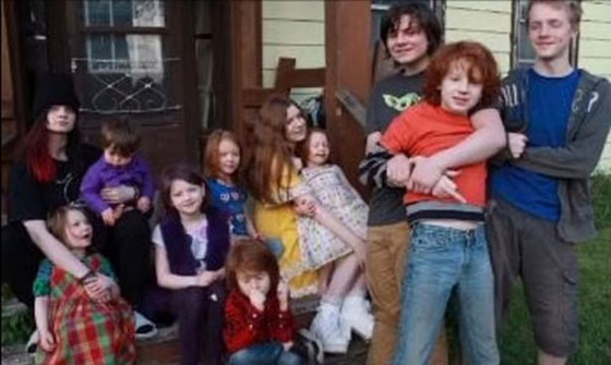 صور : لديها 12 طفلا وعمرها 37 عاما وتخطط للمزيد: حفيدي الأول في الطريق صورة رقم 6