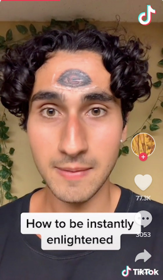 يرسم عيناً ثالثة على جبهته ليمنع نفسه من الانتحار ! صورة رقم 2