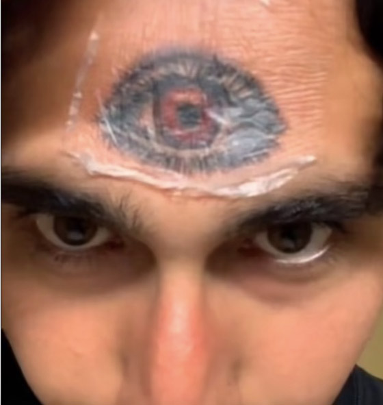 يرسم عيناً ثالثة على جبهته ليمنع نفسه من الانتحار ! صورة رقم 3
