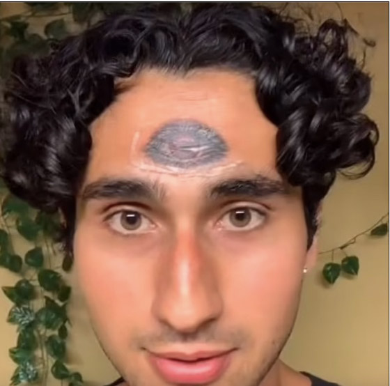 يرسم عيناً ثالثة على جبهته ليمنع نفسه من الانتحار ! صورة رقم 4