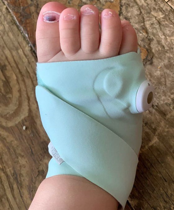 جورب ذكي لتتبع نوم الطفل وضربات قلبه صورة رقم 4