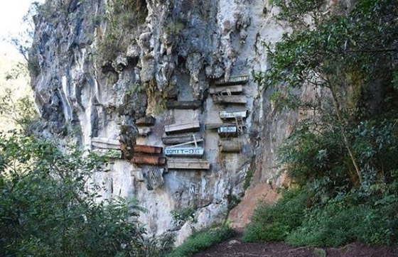 مقبرة تتحدى الجاذبية بتوابيت معلقة على منحدر صخري صورة رقم 2