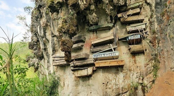 مقبرة تتحدى الجاذبية بتوابيت معلقة على منحدر صخري صورة رقم 3