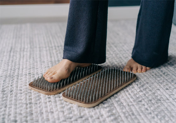 الوقوف على لوح مسامير لعلاج الألم! إليكم أغرب طرق العلاج النفسي الحديث صورة رقم 3