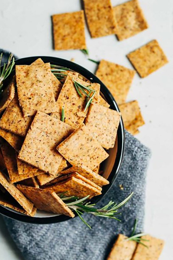 إليكم طريقة عمل كراكرز صحي.. سهل وطيب صورة رقم 2