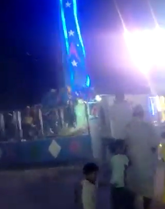 بالفيديو: سقوط إحدى ألعاب الملاهي يخلف إصابات في الهند صورة رقم 5 بالفيديو: سقوط إحدى ألعاب الملاهي يخلف إصابات في الهند صورة رقم 5