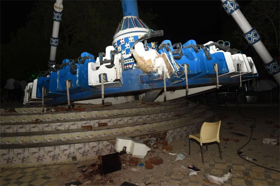 بالفيديو: سقوط إحدى ألعاب الملاهي يخلف إصابات في الهند صورة رقم 2 بالفيديو: سقوط إحدى ألعاب الملاهي يخلف إصابات في الهند صورة رقم 2