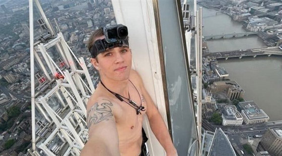 !جنون السيلفي...يتسلق أعلى مبنى في بريطانيا ليلتقط سيلفي صورة رقم 1