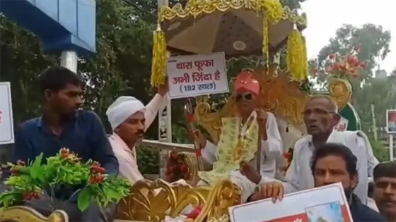 ليثبت للسلطات أنه لا يزال حيا.. هندي معمر بسن الـ102 