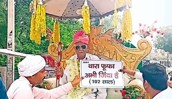 ليثبت للسلطات أنه لا يزال حيا.. هندي معمر بسن الـ102 