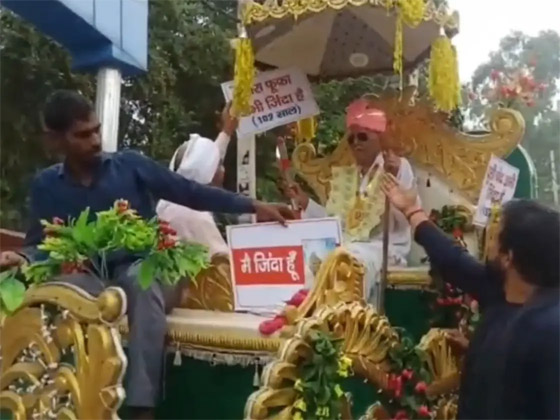 ليثبت للسلطات أنه لا يزال حيا.. هندي معمر بسن الـ102 