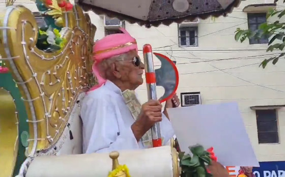 ليثبت للسلطات أنه لا يزال حيا.. هندي معمر بسن الـ102 