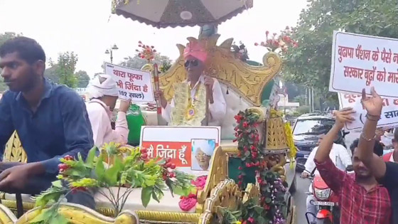 ليثبت للسلطات أنه لا يزال حيا.. هندي معمر بسن الـ102 