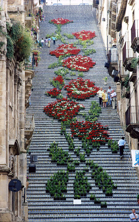 بالصور: إليكم أجمل 10 سلالم ملونة رائعة حول العالم صورة رقم 1 بالصور: إليكم أجمل 10 سلالم ملونة رائعة حول العالم صورة رقم 1