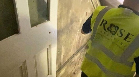 يعثران على غرفة مرعبة خلف الجدار في منزلهما الجديد صورة رقم 1