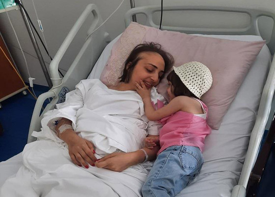 فيديو: سالي حافظ تقتحم بنك لبنان وتحتجز رهائن لتستعيد نقودها! صورة رقم 5 فيديو: سالي حافظ تقتحم بنك لبنان وتحتجز رهائن لتستعيد نقودها! صورة رقم 5