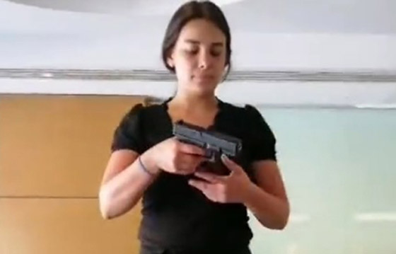 فيديو: سالي حافظ تقتحم بنك لبنان وتحتجز رهائن لتستعيد نقودها! صورة رقم 11 فيديو: سالي حافظ تقتحم بنك لبنان وتحتجز رهائن لتستعيد نقودها! صورة رقم 11